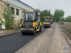 В Докучаевске дорожники завершают ремонт улиц