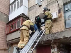 В Снежном мужчина сорвался с высоты между этажами и чудом остался жив