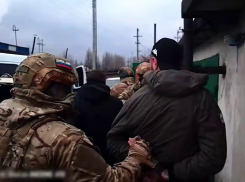Наркота и стволы: сотрудники ФСБ задержали в ДНР «барыгу» с крупной партией веществ и арсеналом боеприпасов