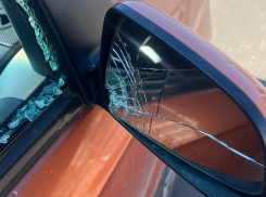 Дончанин из ревности разбил стекла и зеркала в машине сожительницы