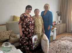 В Макеевке с днем рождения поздравили 92-летнию труженицу тыла Надежду Козлову
