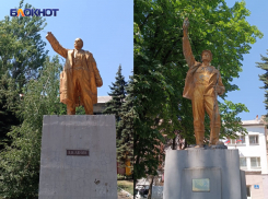 Статуям Ильича и шахтера нечем указывать путь возле управы Кировского района Донецка