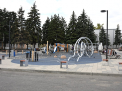 Центральную площадь в Снежном завершают, горожане выбрали название 