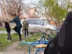 На детской площадке в Донецке мужчина ударил девочку ногой