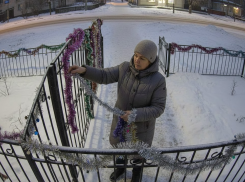 Жительница Макеевки попала на видео во время кражи новогоднего декора у пекарни
