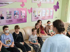 Оборудование и подарки для детского онкоотделения привезли представители Гумштаба в ДНР 