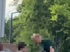 В Донецком парке Энергетиков мужчина поставил ребёнка на колени из-за мяча