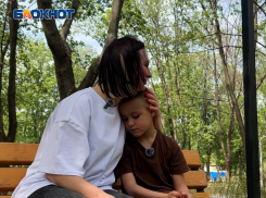 Маленькие герои Донецка: как два сына погибшего участника СВО покорили соцсети, помогая маме