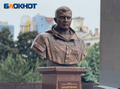 Батя всегда с нами: в центре Донецка торжественно открыли памятник-бюст первого главы ДНР Александра Захарченко