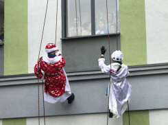Спасатели в костюмах Дедов Морозов спустились с крыши больницы в Мариуполе