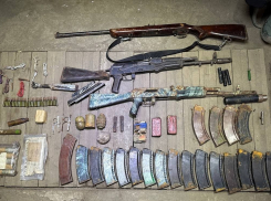 В гараже в Горловке полицейские обнаружили крупный схрон оружия и боеприпасов