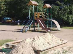 В Макеевке восстанавливают детские площадки: в песочницах города обновили песок