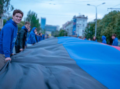 Квадратный километр: молодежь развернула в Центре Донецка 200-метровый флаг ДНР
