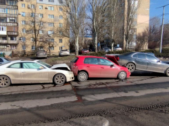 Бутерброд по-макеевски: сразу шесть иномарок влетели друг в друга