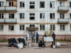 В Харцызске жильцов отправили искать стекло на свалках