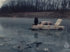 Ребёнок застрял в затонувшей машине на льду в Макеевке