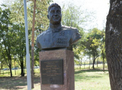 Бюст Героя России и Героя ДНР генерал-майора Владимира Фролова открыли в Мариуполе