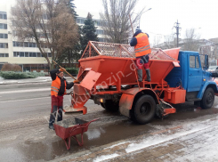 В борьбе с гололедом на дороги Донецка высыпали более 550 тонн реагентов 