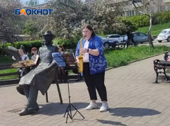 В Донецке отметили пятилетие памятника Чехову на набережной