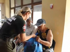 Заслуженная артистка ДНР Наталья Качура передала гуманитарную помощь людям с инвалидностью