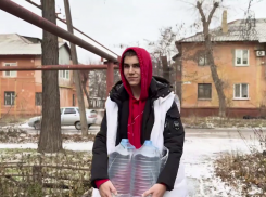 В ДНР волонтеры помогают с доставкой воды пожилым