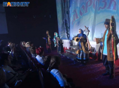 «Чебурашка собирает друзей»: иностранцы организовали сладкие подарки детям ДНР в театре кукол