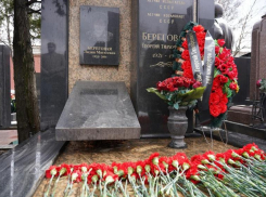 Молодежь ДНР передала в Москву венок, который возложили к могиле космонавта Берегового
