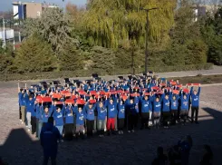 Более 150 активистов выстроились в цвета флага ДНР