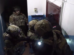 В Донецке жестко задержали воров, снявших колеса с авто известного блогера 