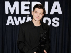 Для жителей ДНР выступил известный исполнитель Akmal'