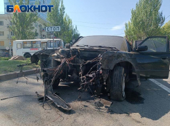 Газанул на тот свет: в центре Донецка БМВ на огромной скорости снес столб и «выплюнул» мотор