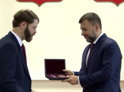 Американцу, помогавшему нашим в тылу врага, вручили паспорт РФ и высшую награду ДНР