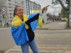 Флаг и бутылка: пропитая заукраинка устроила «митинг» в Мариуполе, ДНР