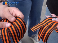 В Донецке активисты «Народной дружины» раздали жителям георгиевские ленточки