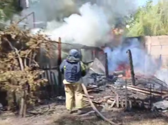 На Троицу украинские дроны сожгли 5 хозпостроек и дом в Горловке