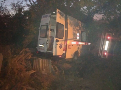 Автомобиль скорой помощи и ВАЗ въехали в жилой дом после ДТП в Енакиево ДНР