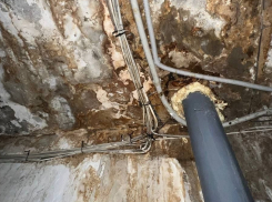 Дома Донецка и Макеевки заливает говном, текут крыши, обваливаются потолки