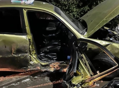 Спасатели вытащили женщину из покореженного автомобиля в Макеевке