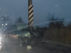 В Макеевке спасатели вытащили 20-летнего водителя из смятого автомобиля, врезавшегося  в столб