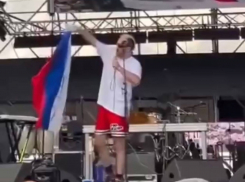 Оскорбил свой народ: в Грузии возмутились представлением певца, помочившегося на российский флаг в Тбилиси