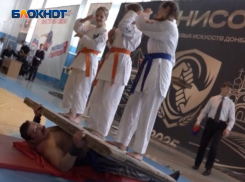 Богатырь 21 века Дмитрий Халаджи позволил спортсменкам из ДНР станцевать на нем лежа на битом стекле 