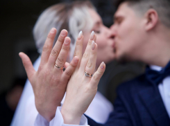 Познакомились благодаря Президенту: волонтеры Народного Фронта сыграли свадьбу в Донецке