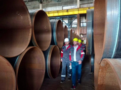 Когда выплатят задолженность по зарплате так и не рассказал: руководитель Минпромторга ДНР посетил трубный завод в Харцызске