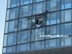 Бизнес центр и две жилые высотки были атакованы украинскими БПЛА ночью в Донецке