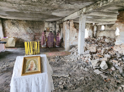В разрушенном храме в Угледаре состоялось первое богослужение 
