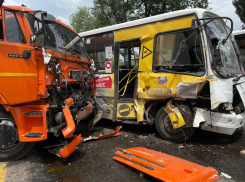 Четверо пострадавших: в центре Донецка столкнулись грузовик и автобус