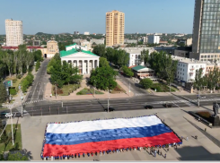 В ДНР развернули флаг России на 1500 квадратных метров