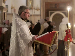 Ночная пасхальная служба в Донецке собрала сотни прихожан в Ленинском районе