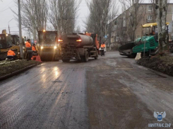 В Макеевке кладут асфальт по ГОСТу даже под дождем