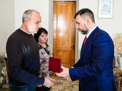 Денис Пушилин передал орден Мужества родителям Героя ДНР